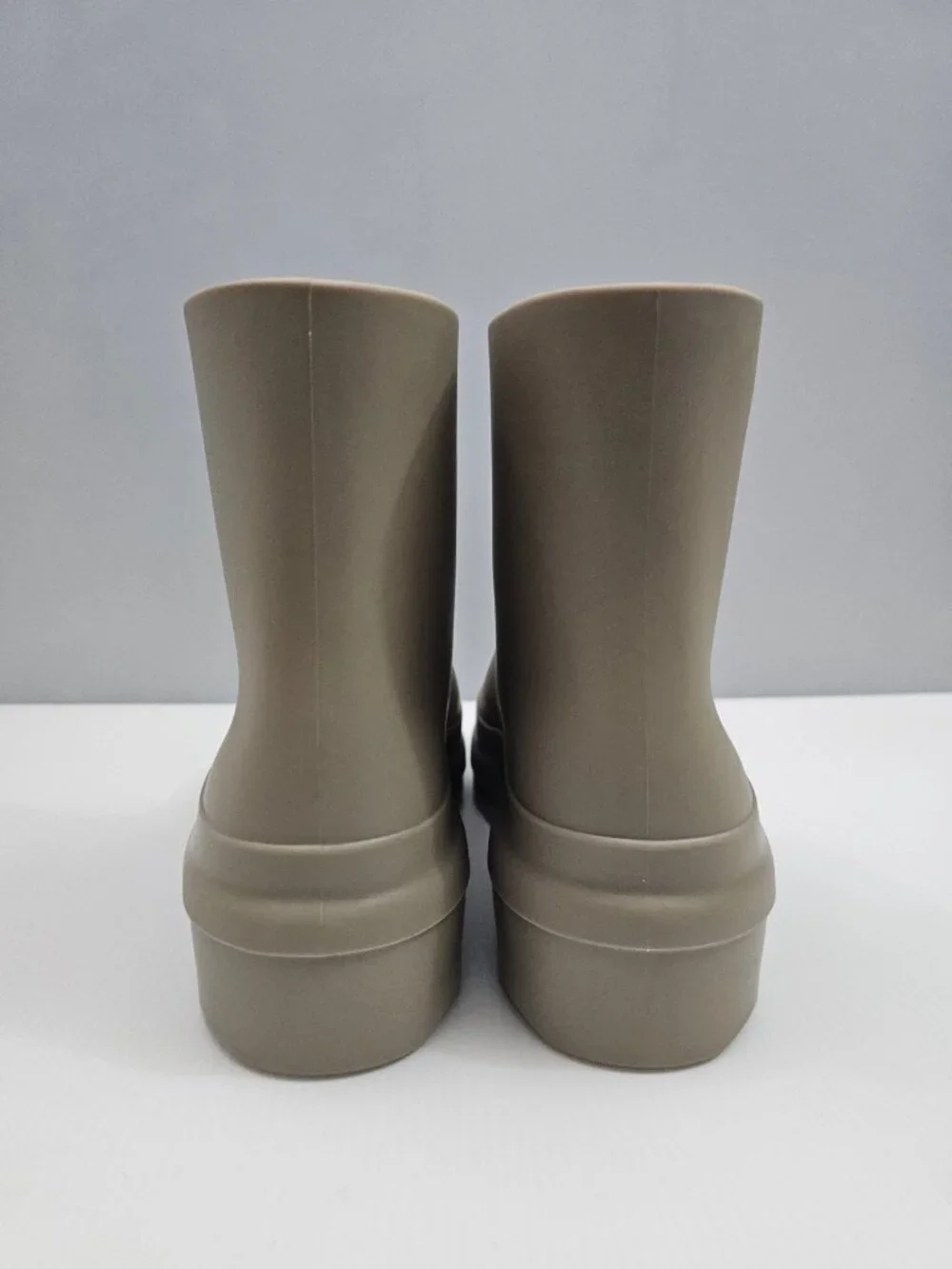 Vince Nia Water Resistant Rain Boots Womens 10 Beige Taupe Platform Ankle Boot